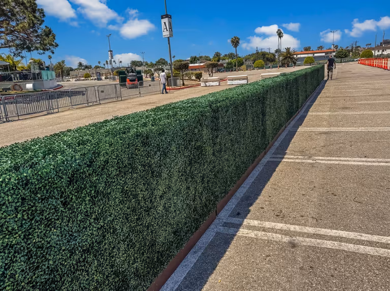 Kia Forum: 64 modular artificial hedge panels for crowd control image 8